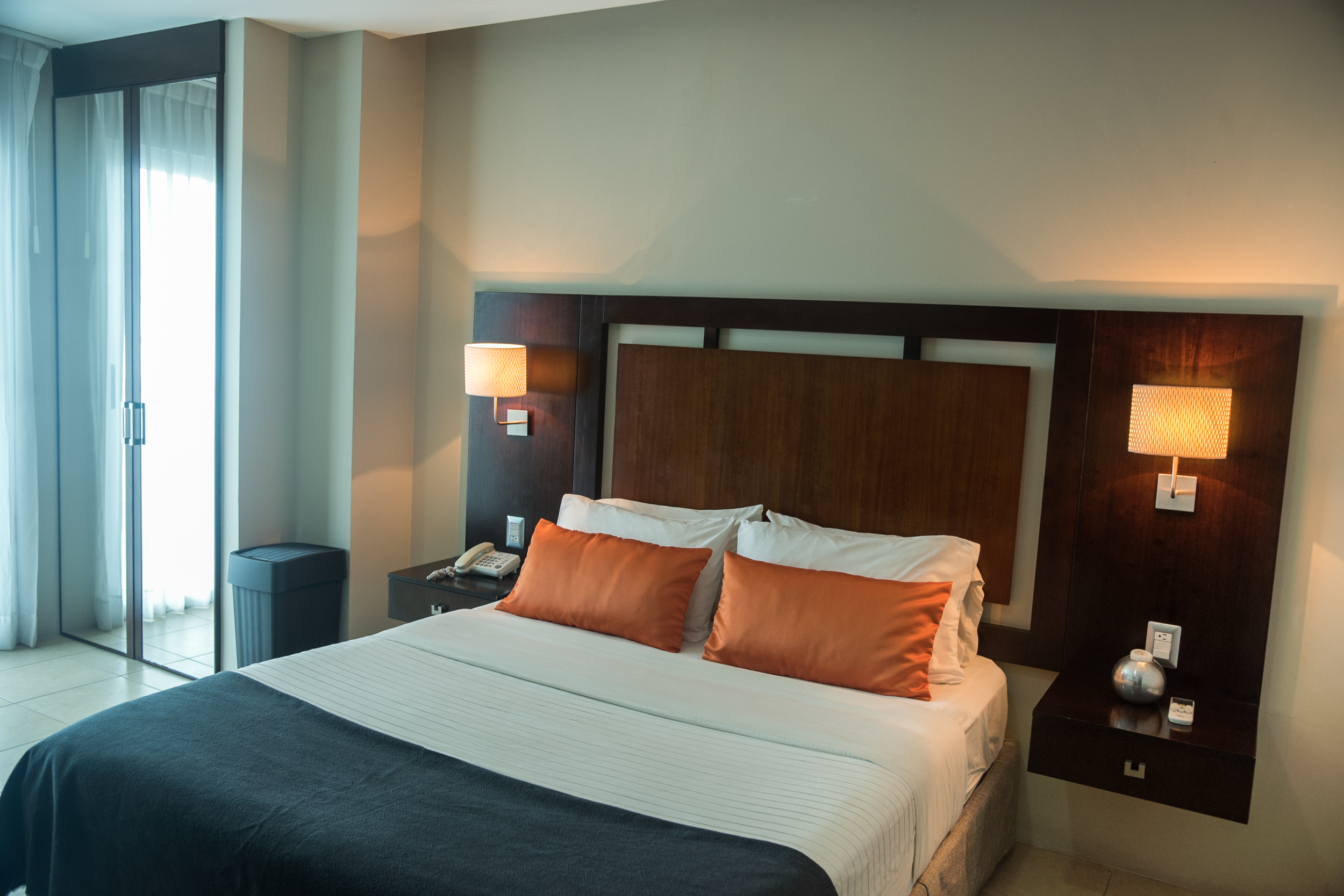 QUEEN ROOM BALCONY AND CITY VIEW HABITACION QUEEN CON BALCON VISTA